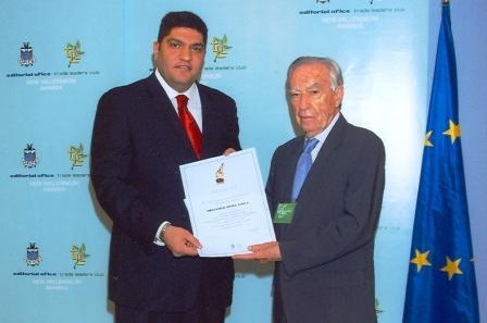 أسامة أباضة يتسلم جائزة الالفية